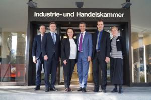 Fernando Brun y Bárbara Könner (centro) acompañados por el Director de Negocios Internacionales de la Cámara de Industria y Comercio de Hannover Tillman Brunner, y Pia Homann (derecha), Cónsul Federico Hirsch y Sr. Matthias Fröhlich del equipo de este Consulado (izquierda)..
