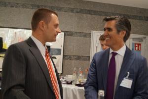 Junt al representante de la firma VW .