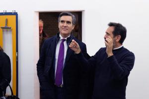 El Cónsul General de la República Argentina en Hamburgo, Fernando Brun, junto al artista argentino Jorge Macchi
