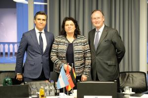 Directora Ejecutiva de la Cámara de Comercio la Sra. Christi Sr, junto al Presidente del Grupo de Trabajo para América LatinaSr. Fritz Graf von Schulenburg, presidente del Grupo de Trabajo para América Latina Fritz Graf von der Schulenburg y al Cónsul General Fernando Brun