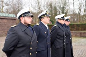 Oficiales de la Base de submarinos alemanes en Eckernförde, junto al Capitán de Fragata Santiago Michelis de la Armada Argentina.