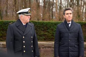 El Cónsul General de la República Argentina en Hamburgo Fernando Brun, acompañado por el Capitán Setzer.