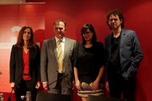 La escritora argentina Pola Oloixarac, acompañada por el  Director del Instituto Cervantes,  el Prof. Bosshard (traductor de la obra), y la Cónsul General Adjunto.
