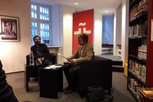 El escritor argentino Martín Gambarrotta, durante la presentación y lectura de su poemario "Seudo/Pseudo", junto a su traductor Timo Berger.