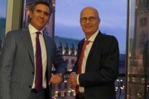 El Cónsul General junto al Jefe de Gobierno de Hamburgo, Dr. Peter Tschentscher