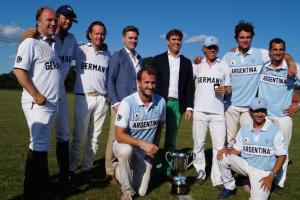 El Cónsul General Fernando Brun hizo entrega de la Copa al Equipo Argentino.