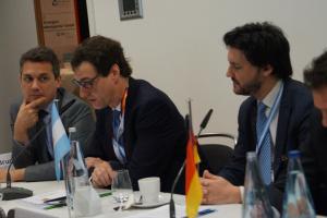 Satiago Sajaroff (YPF Luz), Alfredo Bernardi (CAE) en el panel junto al Subsecretario Sergio Drucaroff.