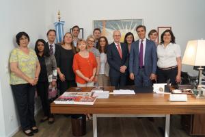 El Jefe del Gobierno de Hamburg, Dr. Peter Tschentscher, junto al equipo del Consulado General Argentino de Hamburgo.