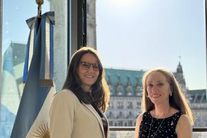 La Senadora Karen Pein junto con la Cónsul General Maite Fernández García
